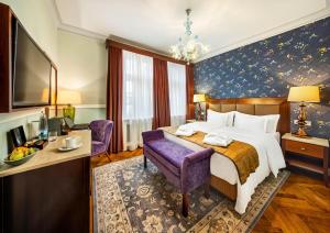 Postel nebo postele na pokoji v ubytování Esplanade Hotel Prague
