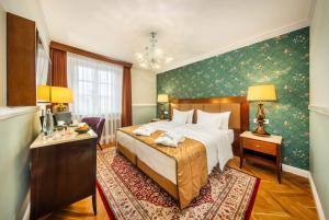 Postel nebo postele na pokoji v ubytování Esplanade Hotel Prague