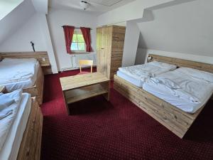 Rúm í herbergi á Hotel Konšel