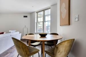 En eller flere senge i et værelse på Central Square 2br w gym nr T BOS-819