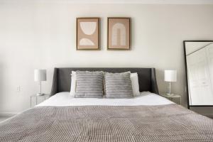 una camera da letto con un letto e due quadri sul muro di Central Square 2br w gym nr T BOS-818 a Cambridge Altre 15 foto