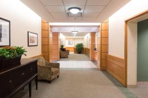 un corridoio di un ospedale con sedie e una sala d'attesa di Central Square 2br w gym nr T BOS-818 a Cambridge