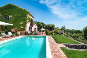 Hồ bơi trong/gần La Capinera