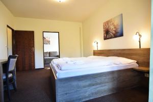 Rúm í herbergi á Hotel Konšel