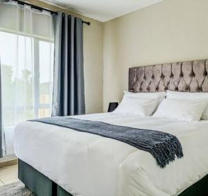 Katil atau katil-katil dalam bilik di Self checkin - Modern Haven 2 Bedroom 43 +8 gambar
