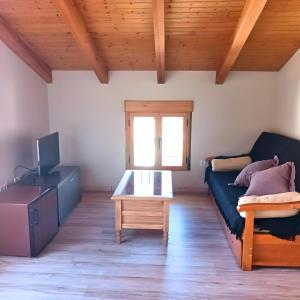 a living room with a couch and a table at Casa Vaélico in Arenas de San Pedro