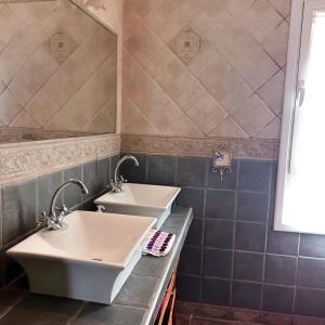 Baño con 2 lavabos y espejo en Casa Vaélico, en Arenas de San Pedro