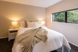 Ένα ή περισσότερα κρεβάτια σε δωμάτιο στο Brand New & Central Townhouse