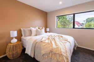 Ένα ή περισσότερα κρεβάτια σε δωμάτιο στο Brand New & Central Townhouse