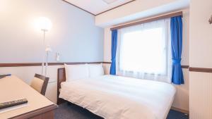 Кровать или кровати в номере Toyoko Inn Shin-Osaka-eki Higashi-guchi