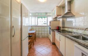 Η κουζίνα ή μικρή κουζίνα στο Nice Apartment In Málaga With Wifi