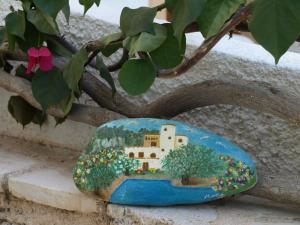 una roca con una pintura de una casa en ella en Kastro Studios Apartments en Myrtos