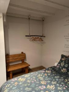 1 dormitorio con cama y banco de madera en Zahr Albarracín, en Albarracín