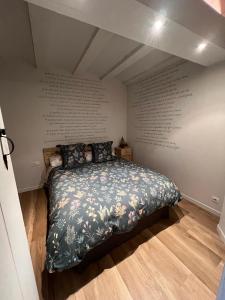 Un dormitorio con una cama con una pared con palabras. en Zahr Albarracín, en Albarracín