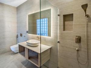 Ein Badezimmer in der Unterkunft Uma Residence and Suites