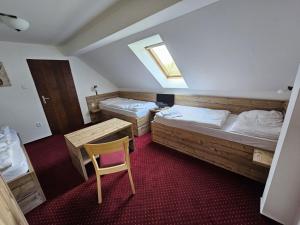Rúm í herbergi á Hotel Konšel