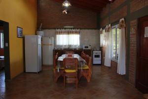 Kuchyň nebo kuchyňský kout v ubytování Cabañas por día en Valle Hermoso Sierras de Córdoba