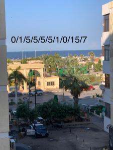 widok na parking z budynku w obiekcie شقة 2 غرفة كبيرة ترى البحر مباشر مكيفة وسط المدينة w mieście Port Said
