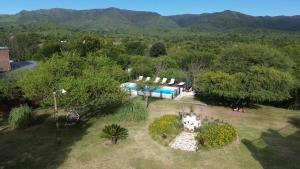 Nespecifikovaný výhled na hory nebo výhled na hory při pohledu z prázdninového domu