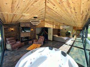 ÇamlıhemşinにあるTUVA VİLLA Bungalovの木製の天井の客室で、バスタブが備わります。