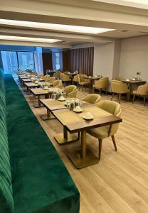 une longue rangée de tables et de chaises dans un restaurant dans l'établissement Downtown Sirkeci Hotel, à Istanbul