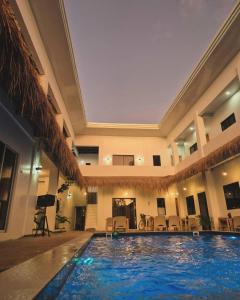 Bazén v ubytování Camotes Hostel Resort nebo v jeho okolí