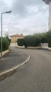an empty street with a street light next to a house at La petite maison chez jp Eurexpo-LDLC arena-Stade OL in Chassieu