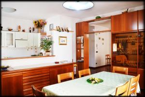 une salle à manger avec une table et une cuisine dans l'établissement Aurora B&B, à Matera