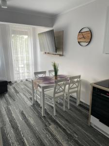 una sala da pranzo con tavolo e sedie di Apartament Planeta 209 a Mielno