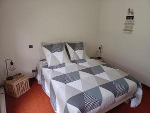 Postel nebo postele na pokoji v ubytování La Bicyclette Chambre Privée , Le Refuge Du Phoenix