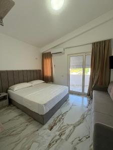 una camera da letto con un letto e una grande finestra di Star Hotel & Restaurant a Golem
