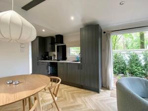 Kuchyň nebo kuchyňský kout v ubytování Noya Tinyhouse Veluwe Hoenderloo
