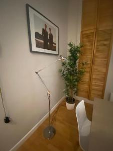 une chambre avec un bureau, une lampe et une plante dans l'établissement Smartflats - Residence Collector, à Bruxelles