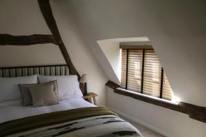 a bedroom with a bed and a window at The Fleur de Lys in Dorchester on thames