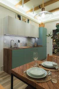 una cucina con tavolo in legno e piatti di TuAnfitrion Constitución - Free parking a Granada