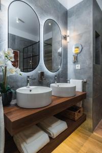 un bagno con due lavandini e due specchi di TuAnfitrion Constitución - Free parking a Granada