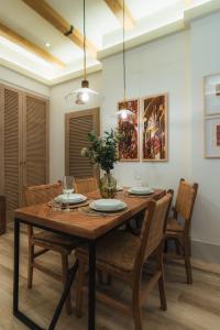 una sala da pranzo con tavolo e sedie in legno di TuAnfitrion Constitución - Free parking a Granada