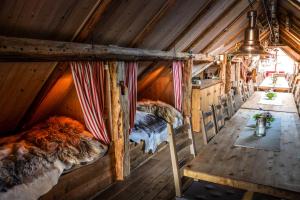 ein Zimmer mit zwei Betten in einer Hütte in der Unterkunft Brimi Seter in Garmo