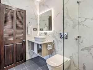 Ein Badezimmer in der Unterkunft Uma Residence and Suites