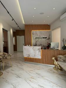 una hall con pavimento in marmo e bancone di Star Hotel & Restaurant a Golem