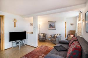 ein Wohnzimmer mit Couch und Flachbildfernseher in der Unterkunft Haus Moritz in Heimenkirch