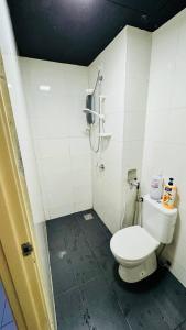 uma casa de banho com um WC e um chuveiro em Vista Alam Roomstay Homestay em Shah Alam