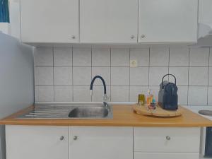 eine Küchentheke mit einem Waschbecken und einem Waschbecken in der Unterkunft Olea in the city in Gázion + 61 Fotos