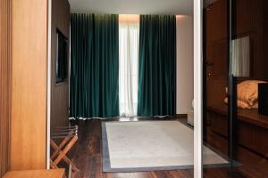 TV a/nebo společenská místnost v ubytování Supreme Hotel