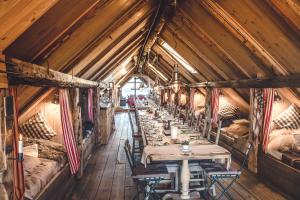 eine lange Reihe von Tischen in einem Raum mit Holzdecken in der Unterkunft Brimi Seter in Garmo