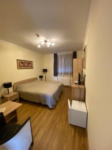 A bed or beds in a room at Kevevára Vendégház
