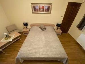 A bed or beds in a room at Kevevára Vendégház