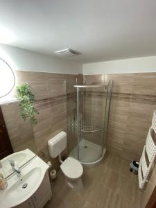 A bathroom at Kevevára Vendégház