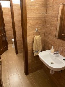 A bathroom at Kevevára Vendégház