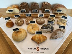 瓦倫的住宿－HOF-SUITEN，展示不同种类的面包和糕点